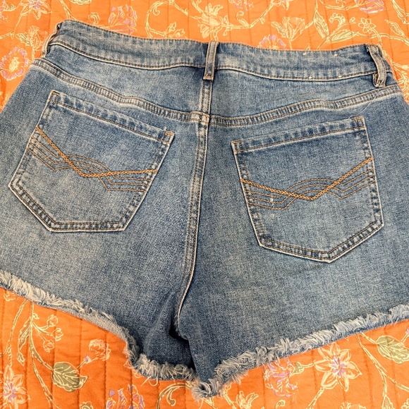 Idyllwind Jean Shorts - Picture 2 of 3